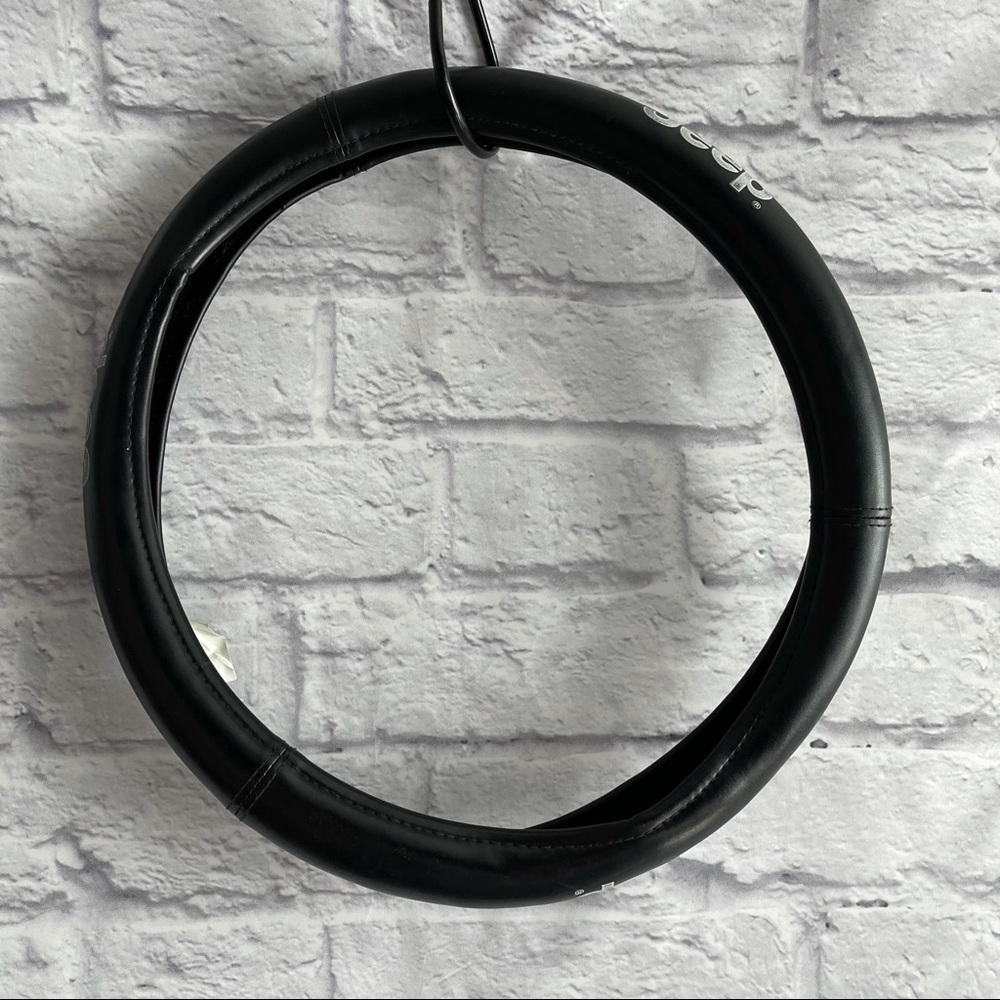 PREOWNED CHRYSLER JEEP LEATHER BLACK STEERING WHEEL COVER